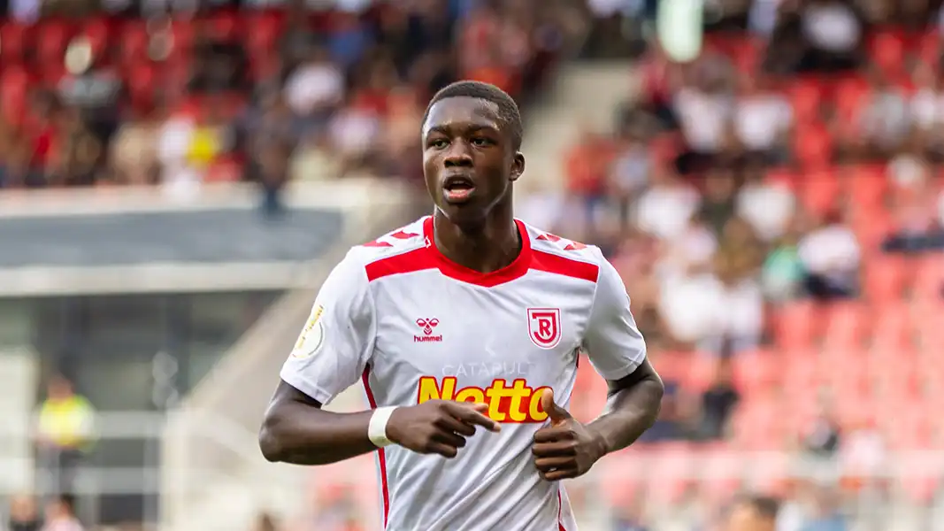 Mansour Ouro-Tagba spielte im Dezember mit Jahn Regensburg gegen den 1. FC Köln. (Foto: IMAGO / Sascha Janne)