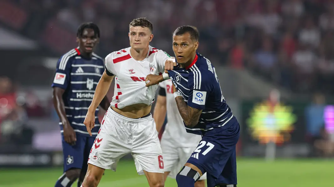 Davie Selke beim Hinspiel, im Duell mit Eric Martel. (Foto: IMAGO / Brauer-Fotoagentur)