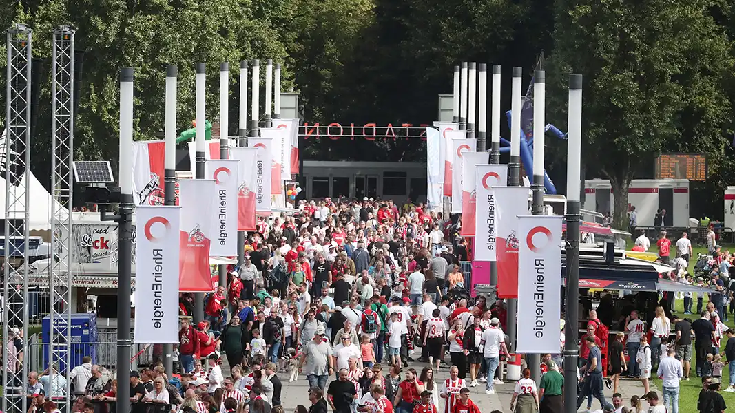 Die Fans strömen zum RheinEnergieStadion. (Symbolbild: Bucco)