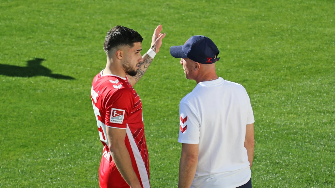 Gerhard Struber beim Testspiel gegen Lugano mit Jusuf Gazibegovic. (Foto: GEISSBLOG)