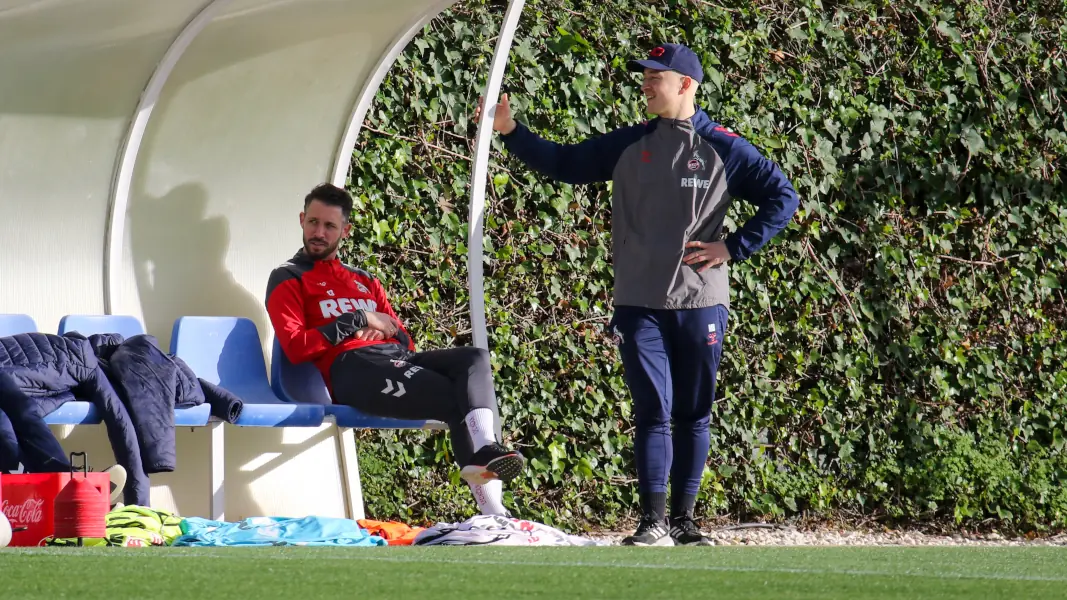 Mark Uth schaute sich die Nachmittagseinheit am Montag von der Bank aus an. (Foto: GEISSBLOG)