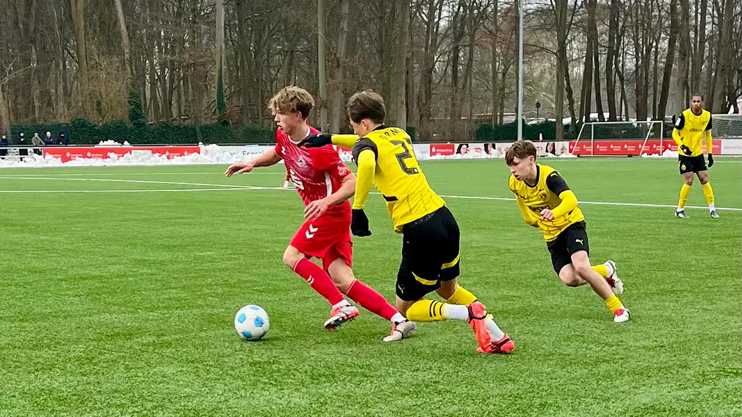 Lennard Völp im Zweikampf gegen den BVB. (Foto: GEISSBLOG)