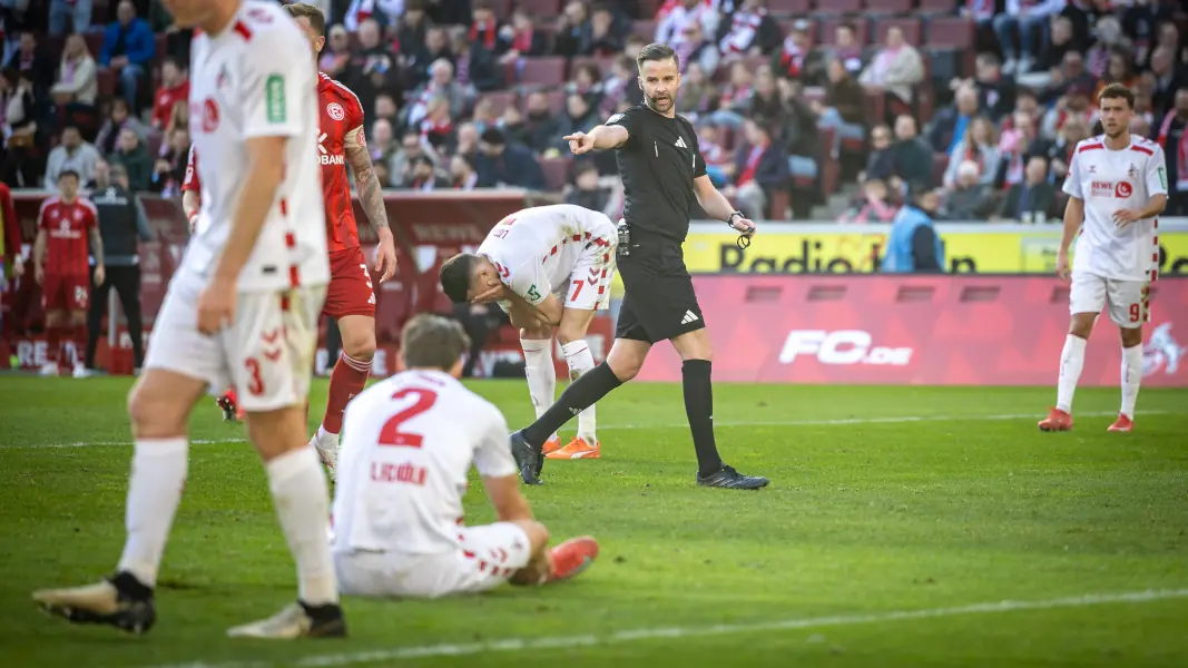 Michael Bacher ließ sich von seinem Elfmeterpfiff nicht abbringen. (Foto: IMAGO / Beautiful Sports)