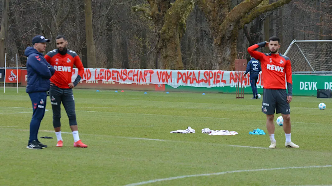 Banner-Ansage beim Abschlusstraining: Die FC-Fans wollen wieder Kampf und Leidenschaft sehen. (Foto: GEISSBLOG)