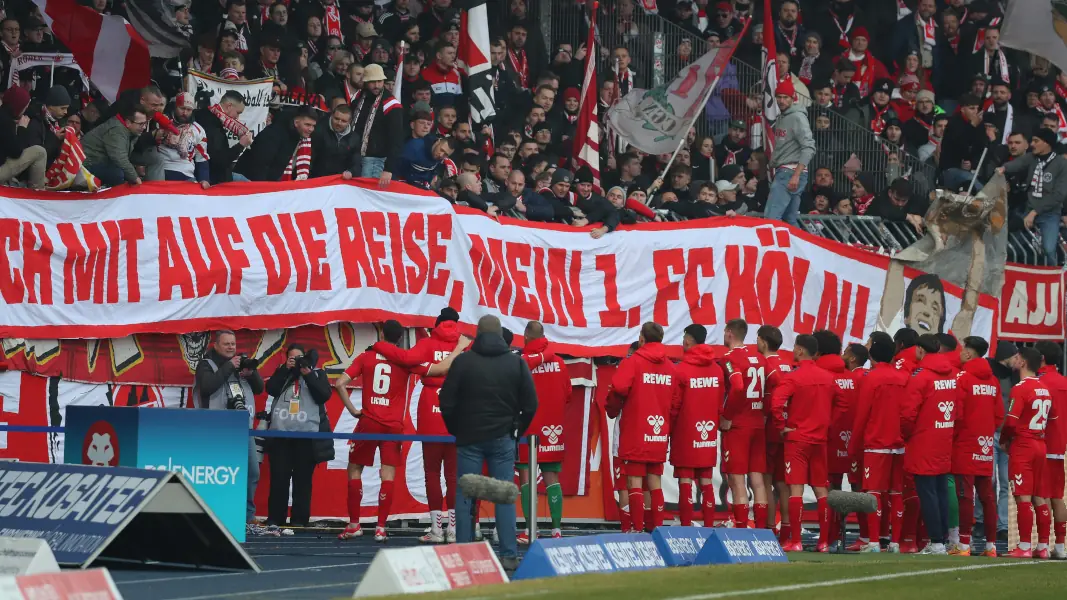 Die mitgereisten Fans stimmen die FC-Profis nach dem Sieg in Braunschweig auf Leverkusen ein. (Foto: IMAGO / regios24)