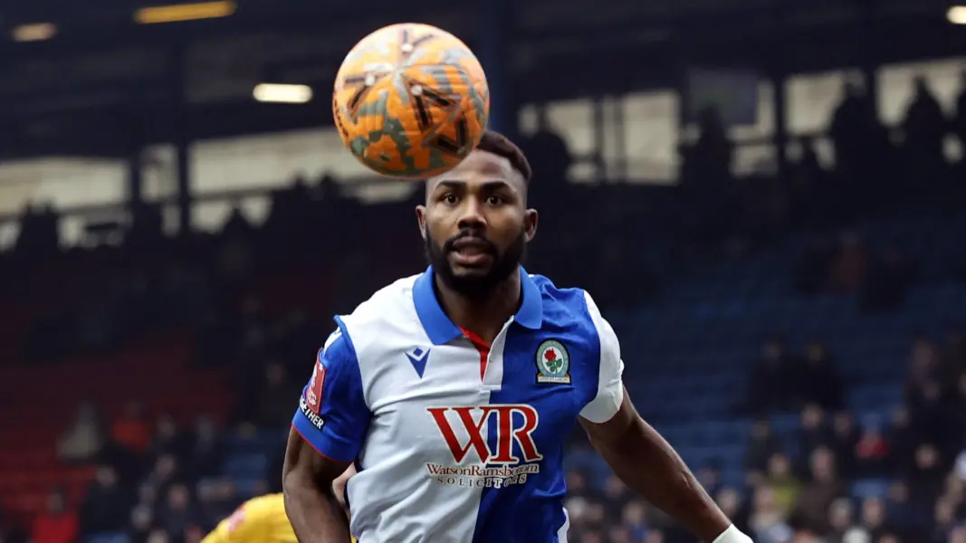 Emmanuel Dennis spielt inzwischen für die Blackburn Rovers. (Foto: IMAGO / Colorsport)