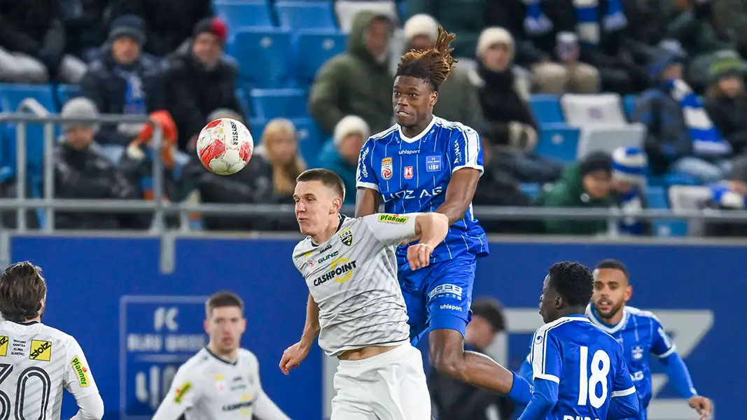 Zwei FC-Leihspieler im direkten Duell: Florian Dietz und Elias Bakatukanda. (Foto: IMAGO / GEPA pictures)