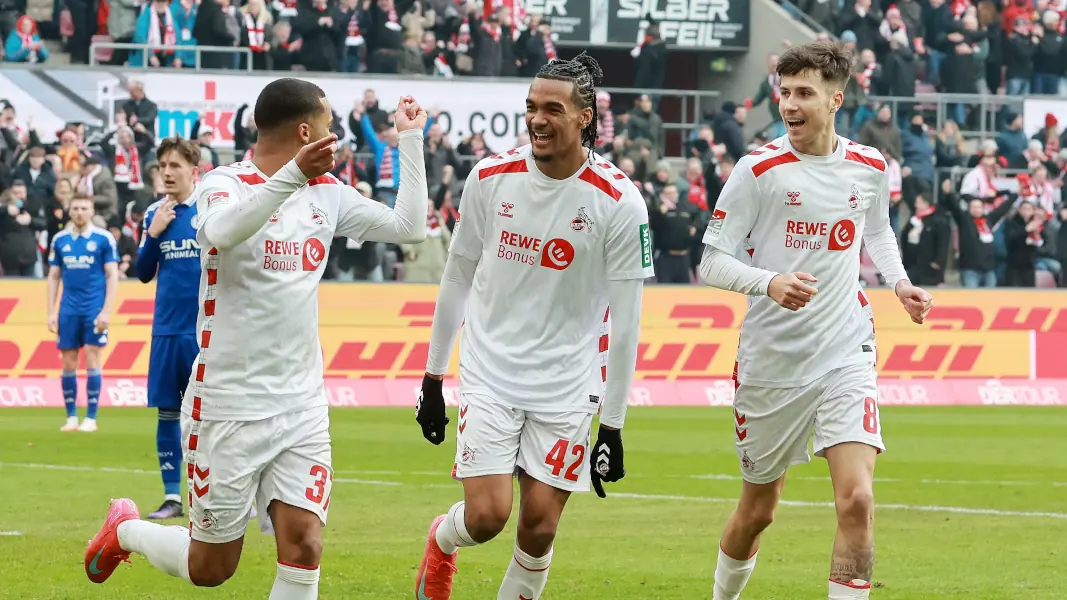 Damion Downs bejubelt seinen neunten Saisontreffer mit Linton Maina und Denis Huseinbasic. (Foto: Bucco)