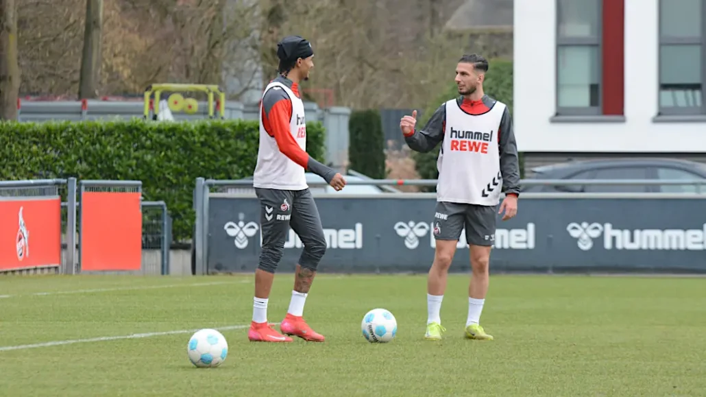 Daumen hoch fürs Derby: Damion Downs und Leart Pacarada am Samstag. (Foto: GEISSBLOG)