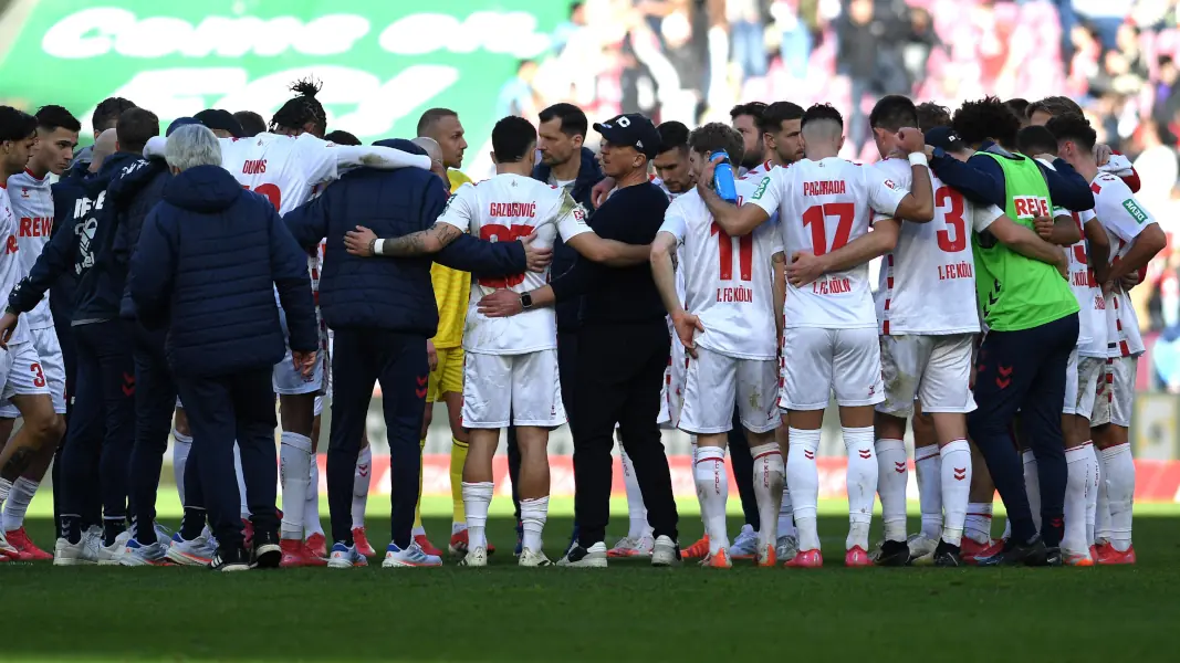 Im Kreis nach dem 1:1 des 1. FC Köln gegen Fortuna Düsseldorf sprach auch Joel Schmied zu seinen Mitspielern. (Foto: IMAGO / DeFodi Images)