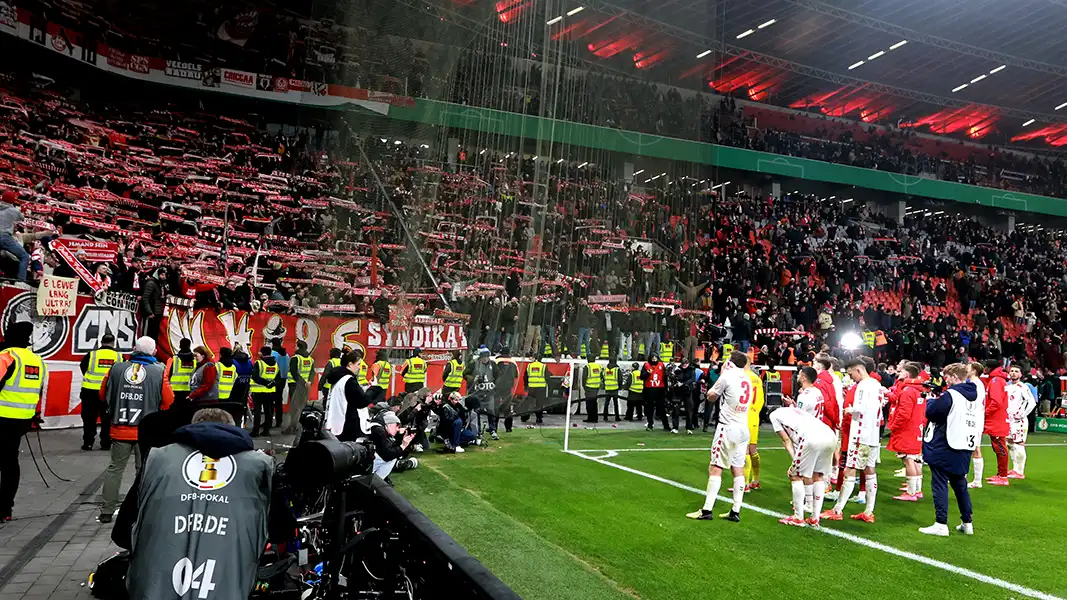 Stolze Fans, niedergeschlagene Spieler: Ein Abend, der den FC zusammengeschweißt hat. (Foto: Bucco)