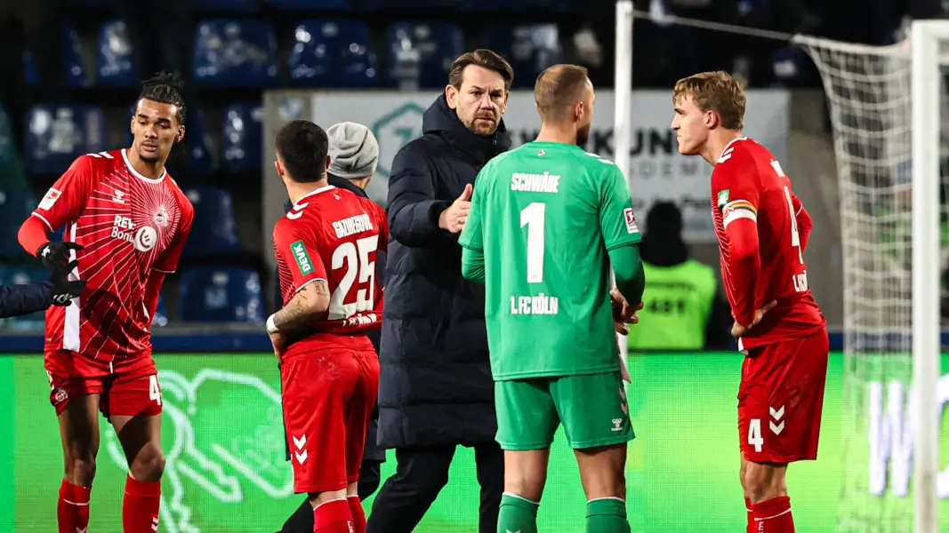 Die FC-Profis und Thomas Kessler nach dem 0:3 in Magdeburg. (Foto: IMAGO / Christian Schroedter)