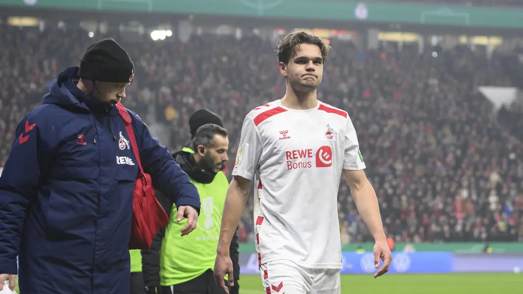 Max Finkgräfe bei seiner Auswechslung in Leverkusen. (Foto: IMAGO / Sven Simon)