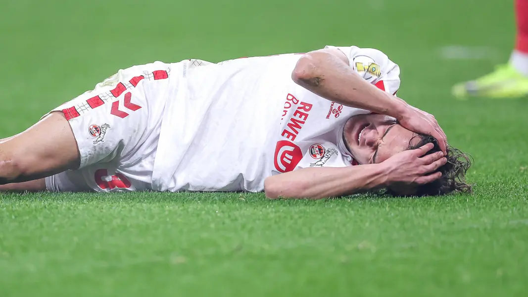 Max Finkgräfe lag mit Schmerzen auf dem Rasen der BayArena. (Foto: IMAGO / Maximilian Koch)