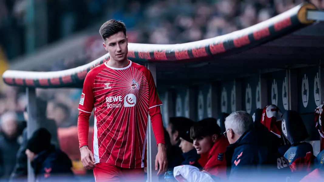 Völlig bedient: Denis Huseinbasic nach seiner Auswechslung in Braunschweig. (Foto: IMAGO / Beautiful Sports)