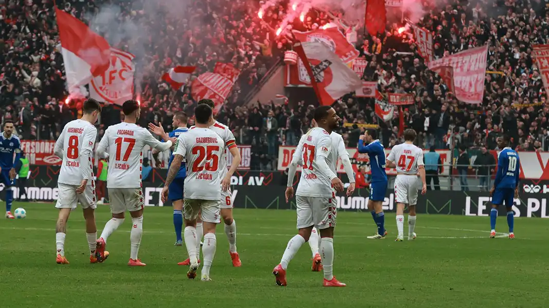 Der FC bejubelt den Sieg gegen Schalke. (Foto: Bucco)