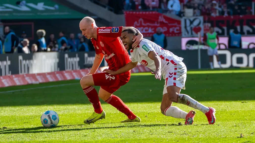 Linton Maina wird von Lunddal zu Boden gerissen, bekommt aber kein Foulspiel gepfiffen. (Foto: IMAGO / Eibner)