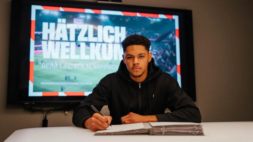 Yannick Mausehund bei seiner Vertragsunterschrift am Geißbockheim. (Foto: 1. FC Köln)