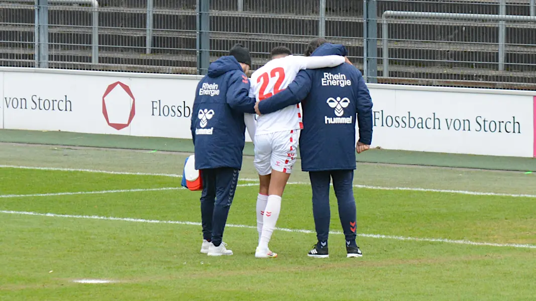 Yannick Mausehund musste am Samstag von zwei Betreuern gestützt vom Feld gebracht werden. (Foto: GEISSBLOG)