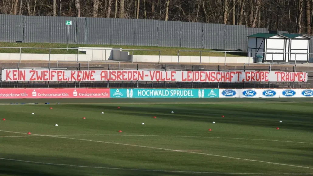 Das Franz-Kremer-Stadion ist vor dem Pokal-Derby in Leverkusen mit mehreren Bannern geschmückt worden. (Foto: Bucco)