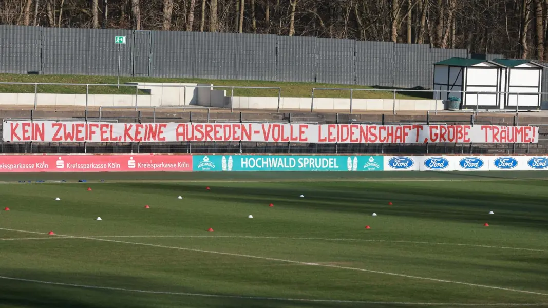 Das Franz-Kremer-Stadion ist vor dem Pokal-Derby in Leverkusen mit mehreren Bannern geschmückt worden. (Foto: Bucco)