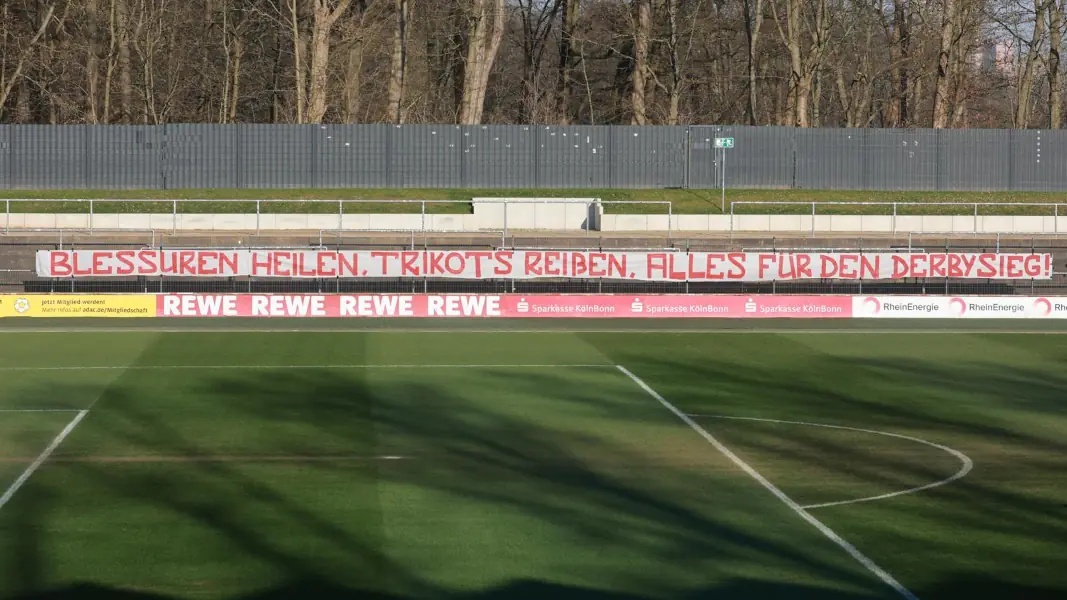 Das Franz-Kremer-Stadion ist vor dem Pokal-Derby in Leverkusen mit mehreren Bannern geschmückt worden. (Foto: Bucco)