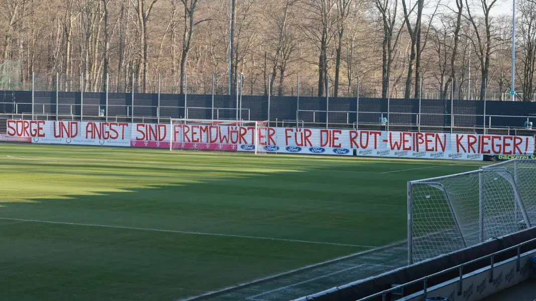 Das Franz-Kremer-Stadion ist vor dem Pokal-Derby in Leverkusen mit mehreren Bannern geschmückt worden. (Foto: Bucco)