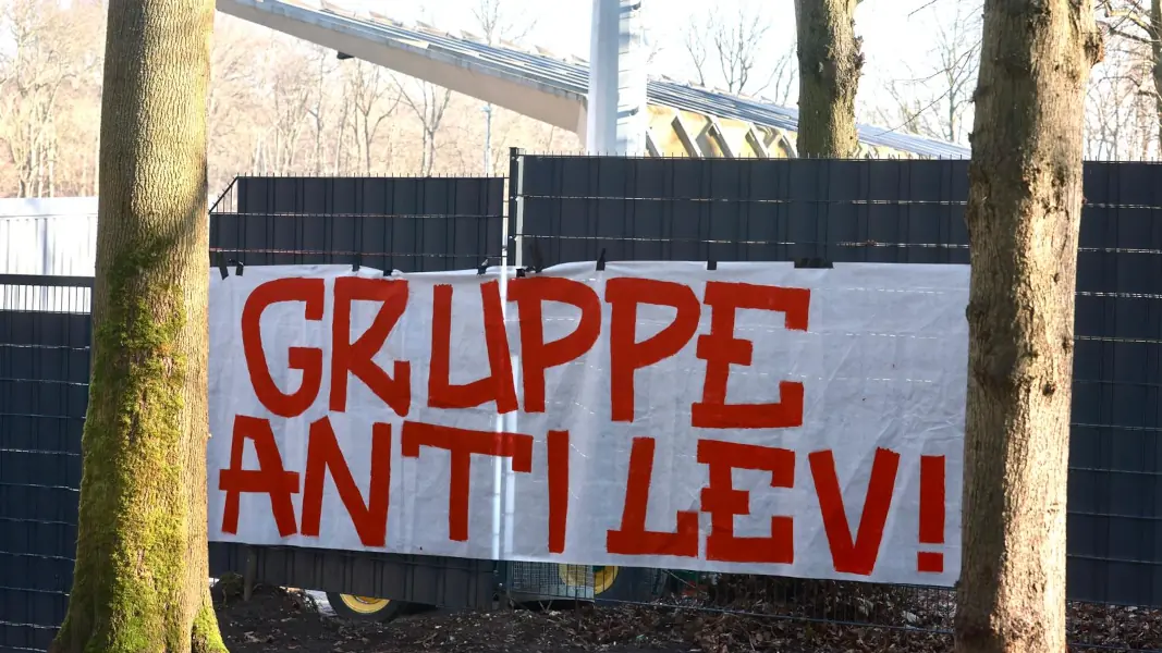 Das Franz-Kremer-Stadion ist vor dem Pokal-Derby in Leverkusen mit mehreren Bannern geschmückt worden. (Foto: Bucco)