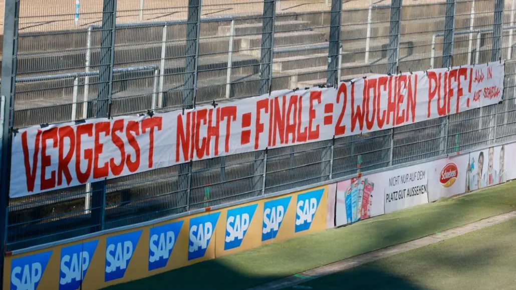 Das Franz-Kremer-Stadion ist vor dem Pokal-Derby in Leverkusen mit mehreren Bannern geschmückt worden. (Foto: Bucco)