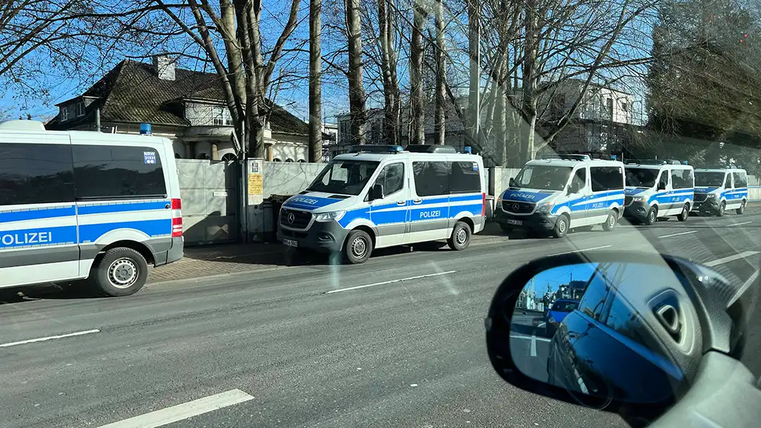 Die Polizei in Köln vor dem Derby gegen Fortuna Düsseldorf. (Foto: IMAGO / Nordphoto)