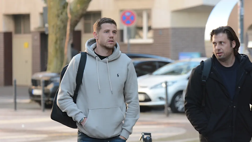 Imad Rondic beim Medizincheck mit Teambetreuer Marius Laux. (Foto: GEISSBLOG)