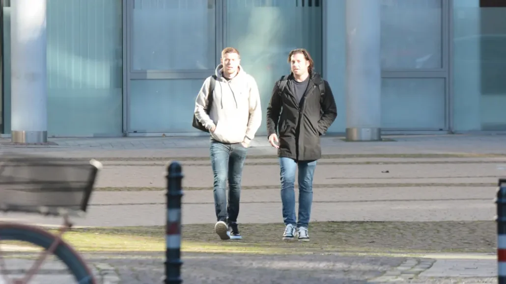 Imad Rondic auf dem Weg zum Medizincheck mit Teambetreuer Marius Laux. (Foto: GEISSBLOG)