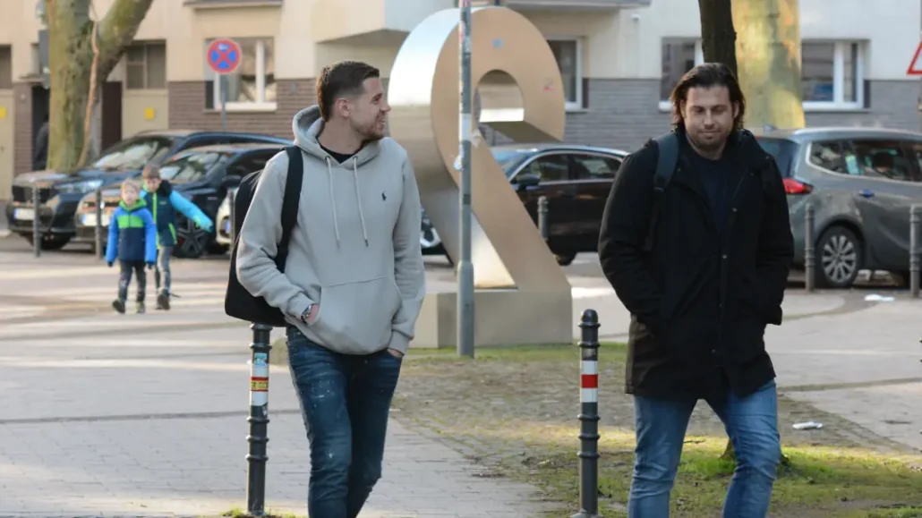 Imad Rondic auf dem Weg zum Medizincheck mit Teambetreuer Marius Laux. (Foto: GEISSBLOG)