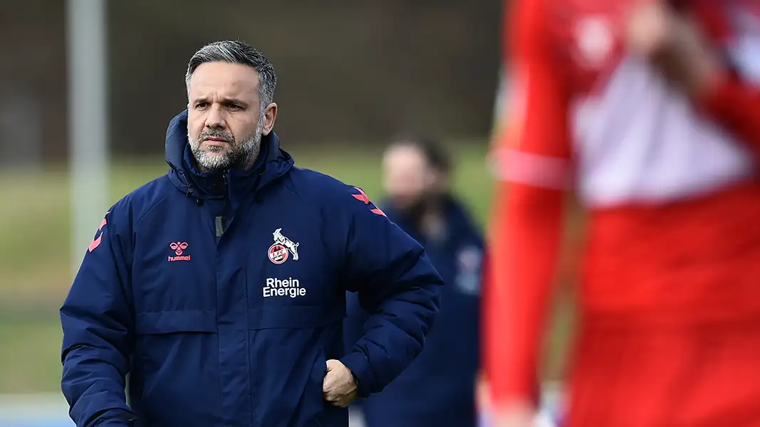 Evangelos Sbonias war enttäuscht nach der Niederlage der U21 auf Schalke. (Foto: IMAGO / Funke Foto Services)