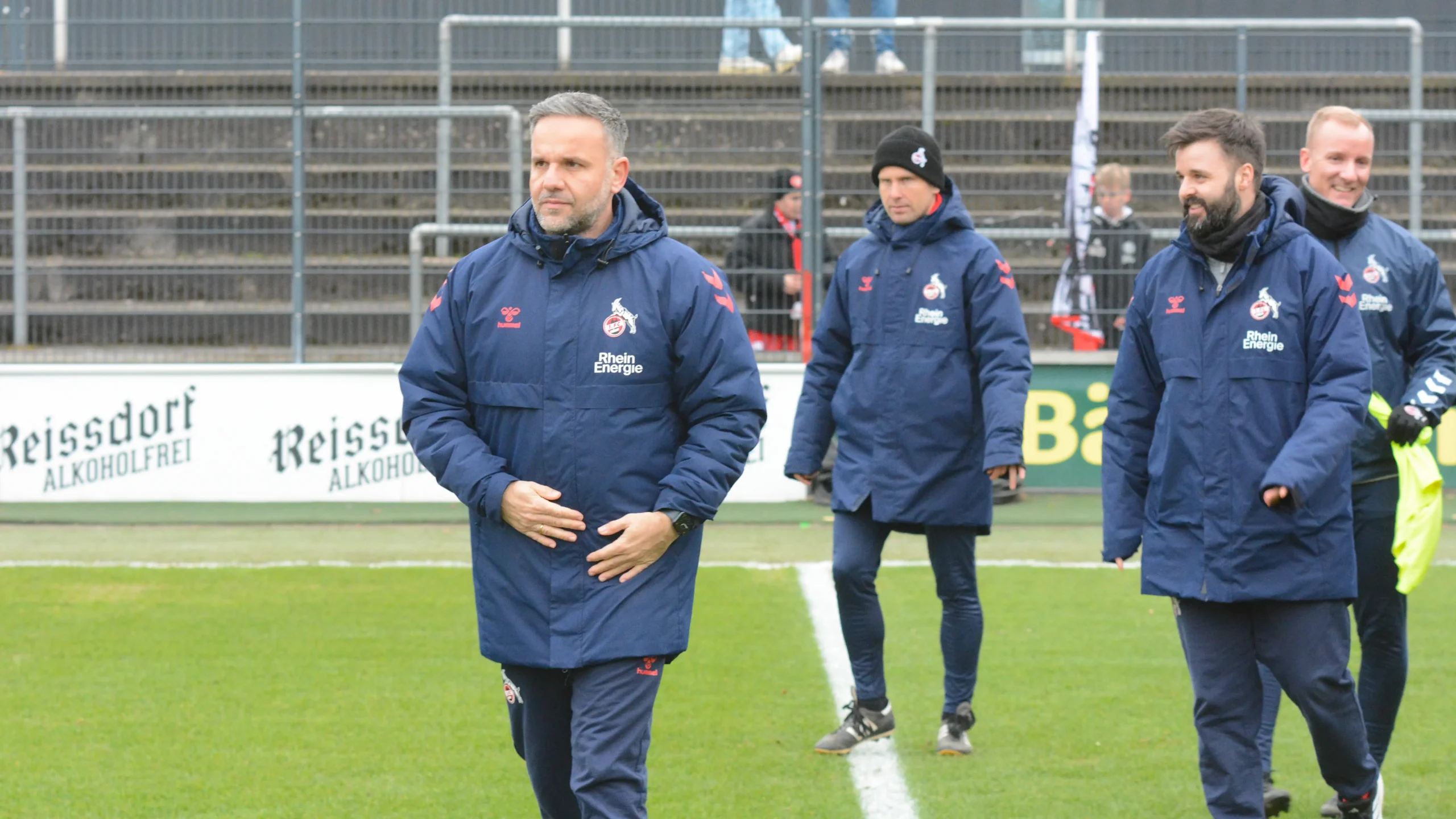 U21-Coach Evangelos Sbonias und sein Trainerteam nach dem Sieg gegen Wiedenbrück. (Foto: GEISSBLOG)