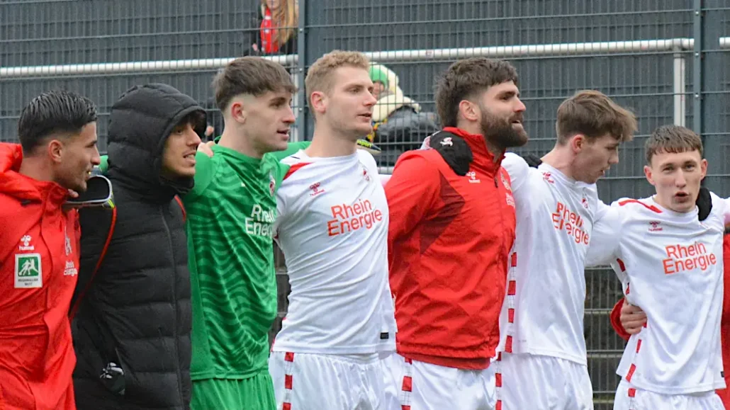 Meiko Sponsel (M.) bejubelt den U21-Sieg gegen Wiedenbrück mit seinen Teamkollegen. (Foto: GEISSBLOG)