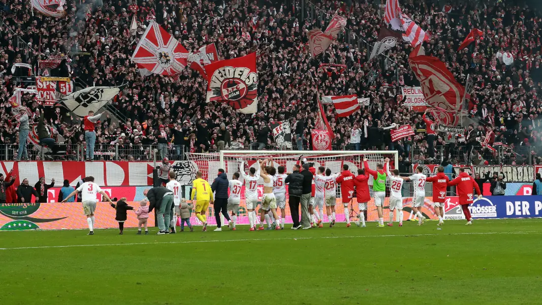 Die FC-Profis wollen sich von den Fans weiterhin als Spitzenreiter feiern lassen. (Foto: Bucco)