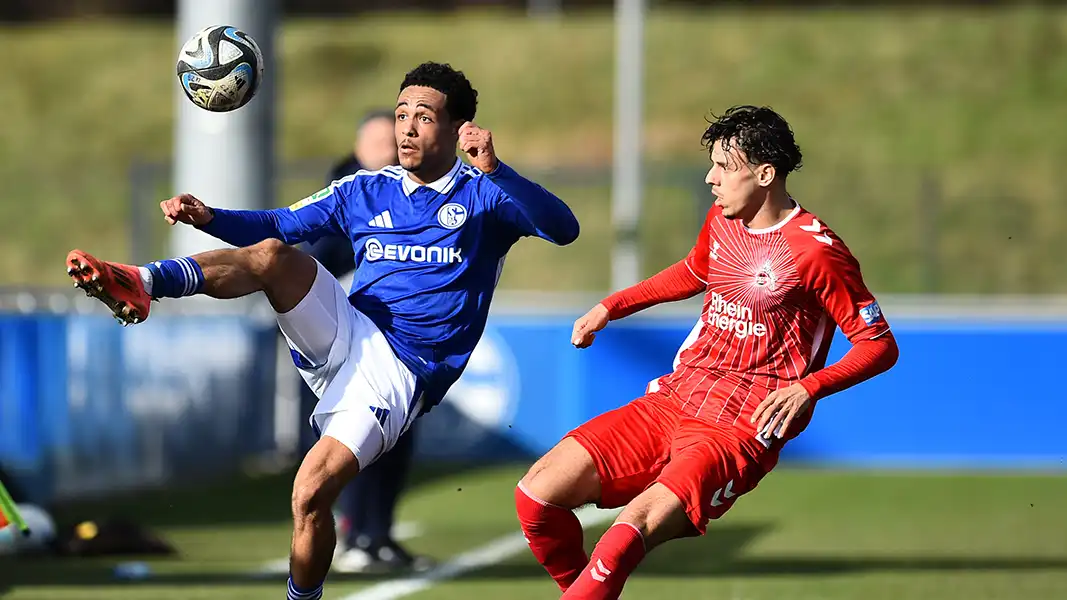 Tidiane Touré (li.) schießt Schalke gegen den FC zum Sieg. (Foto: IMAGO / Funke Foto Services)