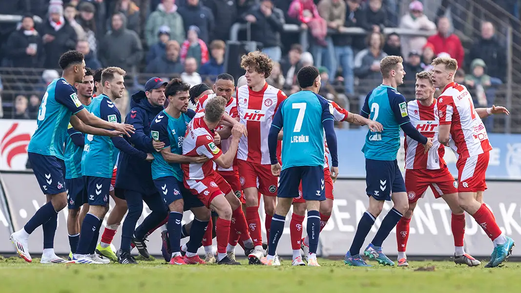 Im ersten Durchgang ist es zwischen Fortuna Köln und dem FC zu einer Rudelbildung gekommen. (Foto: IMAGO / Beautiful Sports)