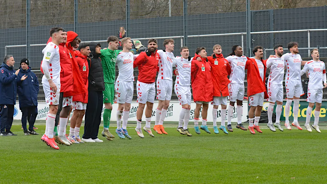 Die U21 feierte den ersten Sieg des Jahres mit den FC-Fans. (Foto: GEISSBLOG)