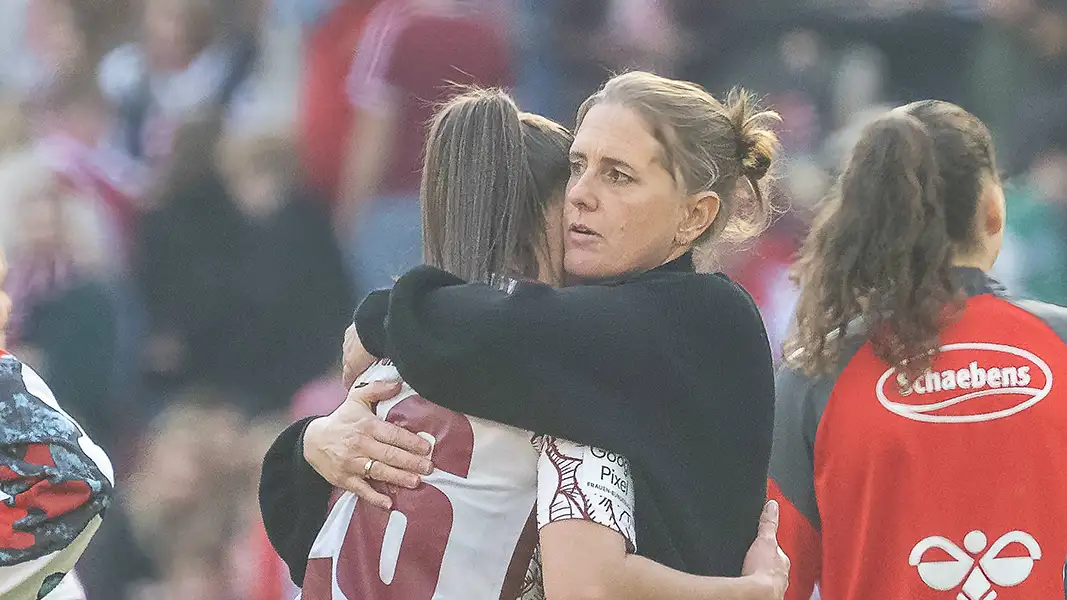 Martyna Wiankowska und Trainerin Britta Carlson nach dem Spiel. (Foto: IMAGO / Kirchner-Media)