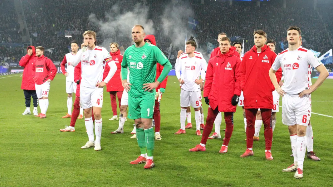 Die Profis des 1. FC Köln nach dem 0:1 beim KSC. (Foto: IMAGO / Jan Huebner)