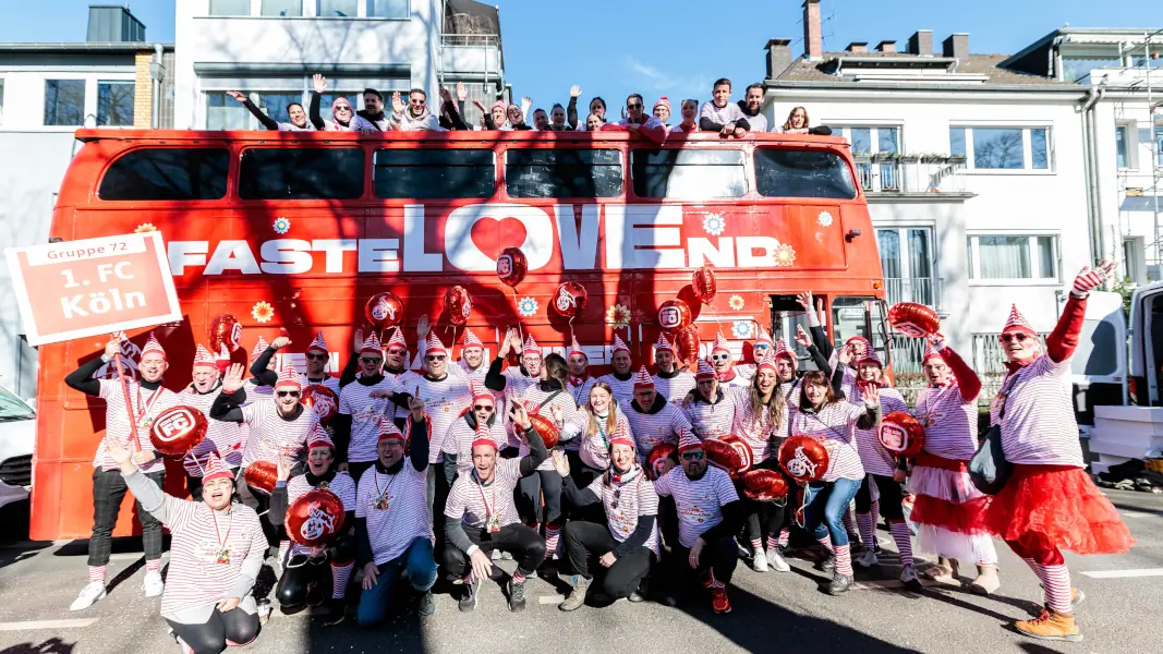 Die Truppe des 1. FC Köln vor dem Start des Rosenmontagszugs. (Foto: IMAGO / Beautiful Sports)