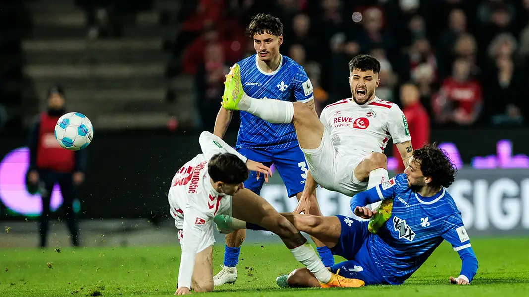 Der Moment der Verletzung: Fraser Hornby erwischt Jusuf Gazibegovic am Sprunggelenk. (Foto: IMAGO / Beautiful Sports)