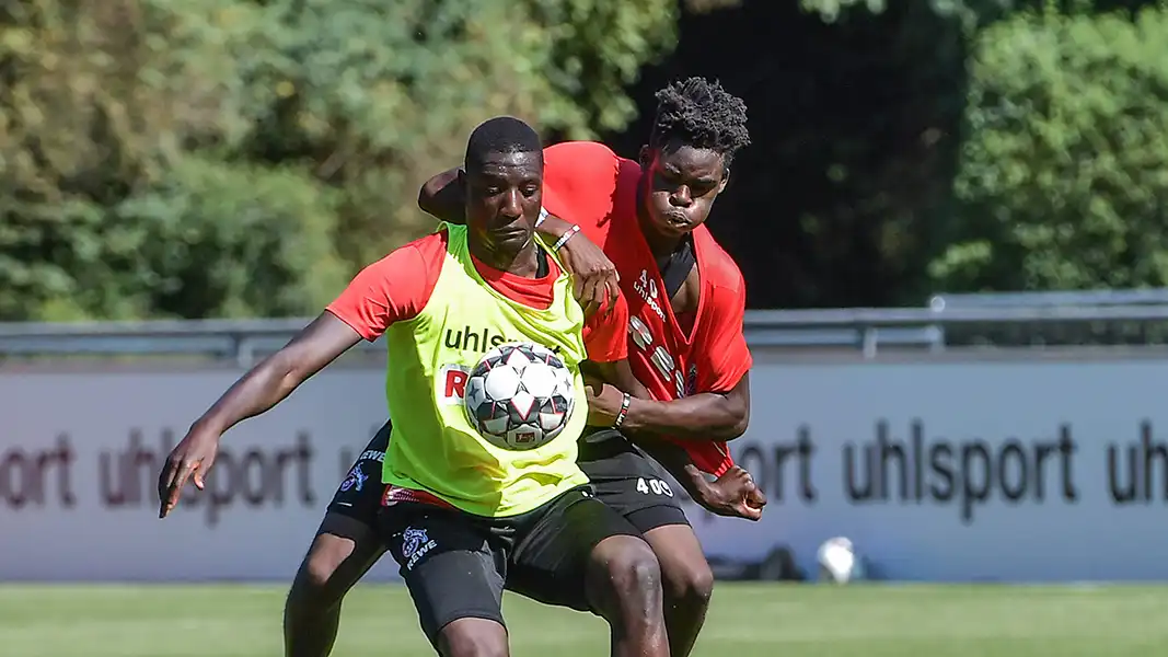 Yann Bisseck (hinten) im Zweikampf mit Sehrou Guirassy im FC-Training. (Foto: IMAGO / Huebner)