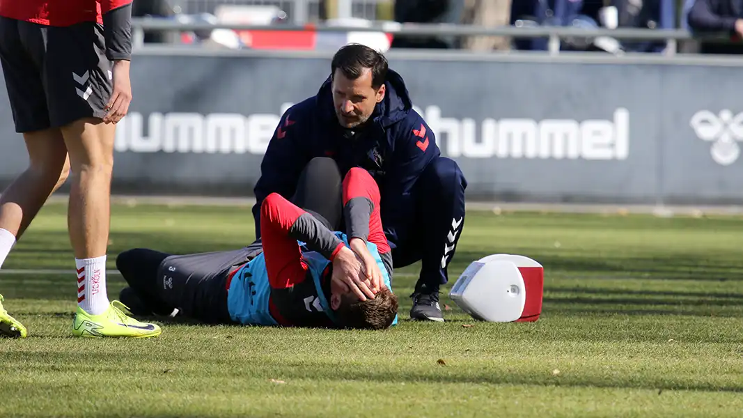 Dominique Heintz angeschlagen am Boden am Dienstag im Profi-Training. (Foto: GEISSBLOG)