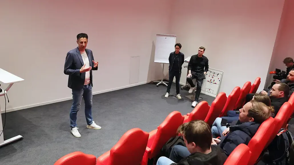 Christian Keller bei einer Führung durch die neuen Räumlichkeiten am Geißbockheim. (Foto: Bucco)