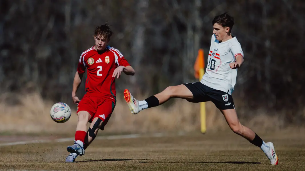 Luca Mijatovic (r.), hier bei einem Länderspiel mit Österreichs U16 gegen Ungarn, wechselt zum 1. FC Köln. (Foto: IMAGO / GEPA pictures)