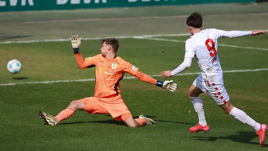 Jaka Potocnik trifft gegen Düren zum zwischenzeitlichen 1:0 für den FC. (Foto: Bucco)