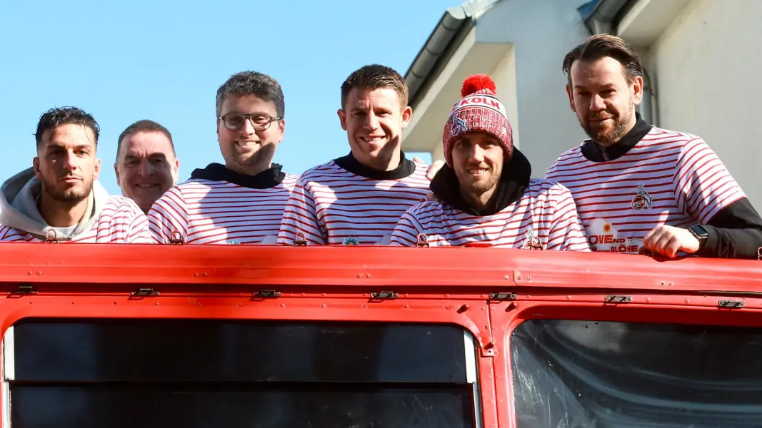 Leart Pacarada, Rainer Mendel, Tillmann Bockhorst, Dominique Heintz, Luca Waldschmidt und Thomas Kessler auf dem FC-Bus (v.l.). (Foto: Bucco)